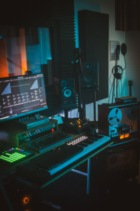 Régie du studio Le Corbeau d’Argent avec matériel numérique et analogique