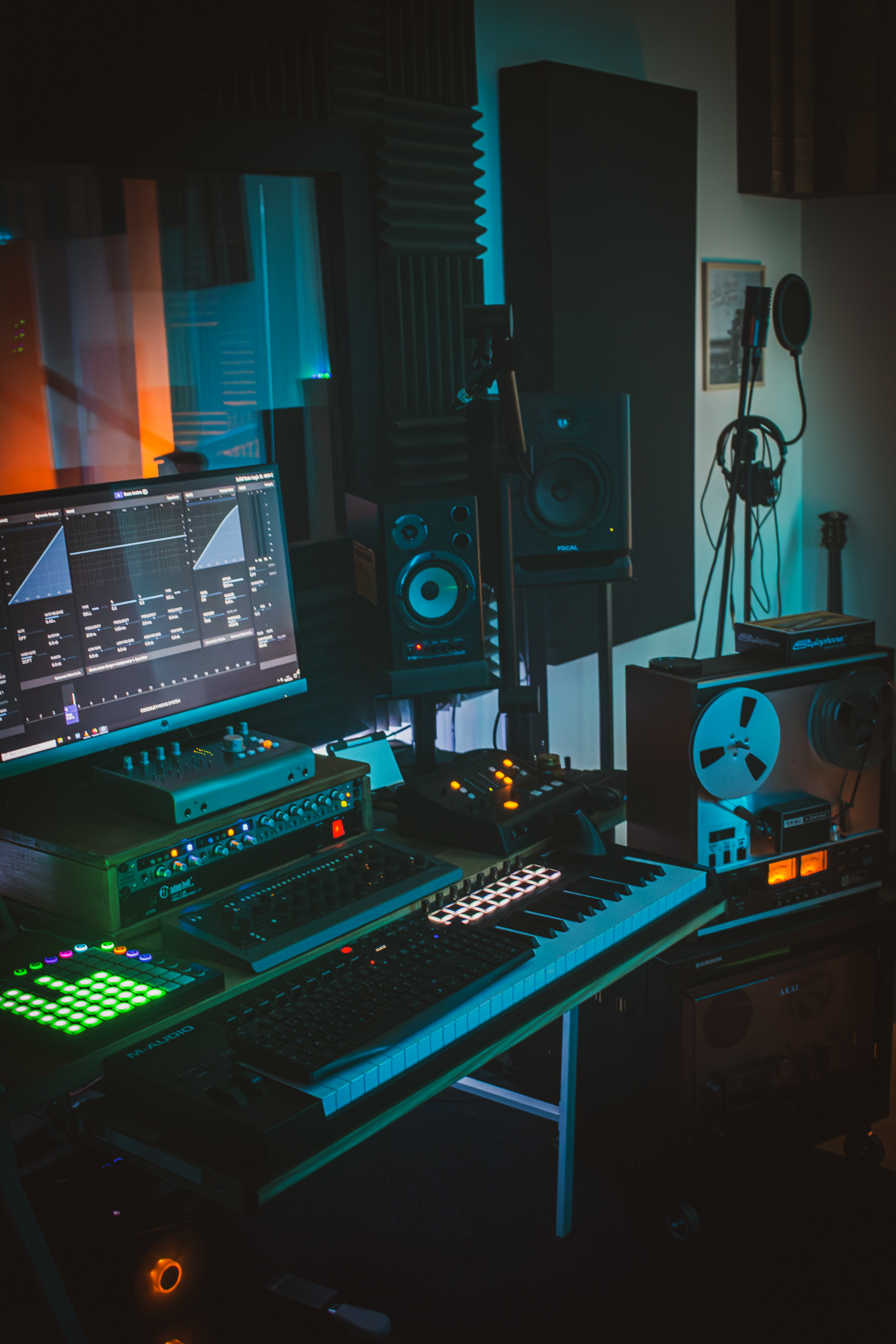 Régie du studio Le Corbeau d’Argent avec matériel numérique et analogique