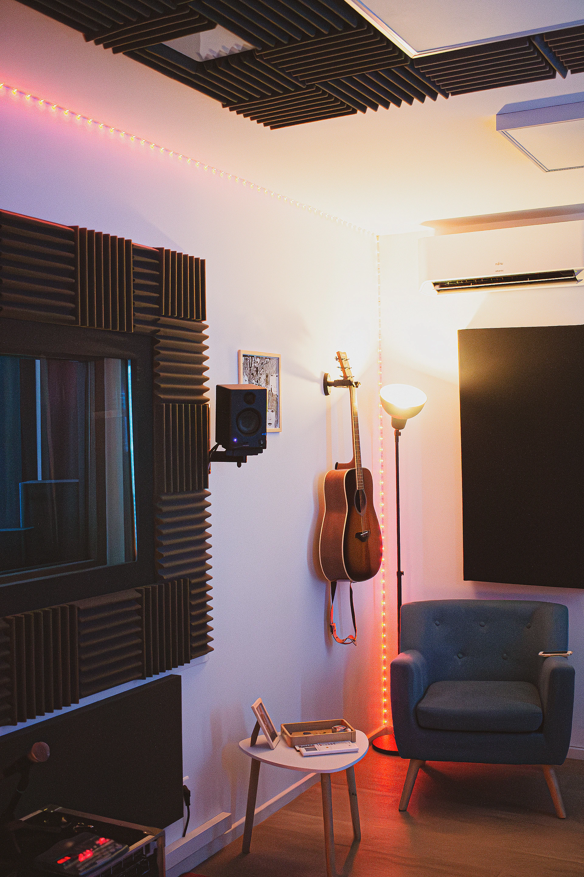 Coin détente et double vitrage phonique dans le studio Le Corbeau d’Argent